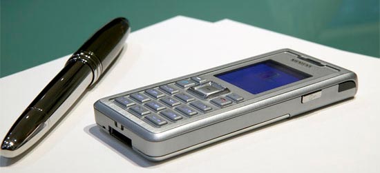 Сотовый телефон Siemens CC75 в интерьере